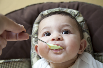 baby eating baby food (350x233)